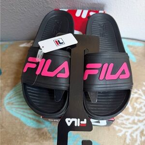 FILA Sleek Slide LT~ Black with Pink FILA Logo~Women’s Size 8~New in box🩷🖤